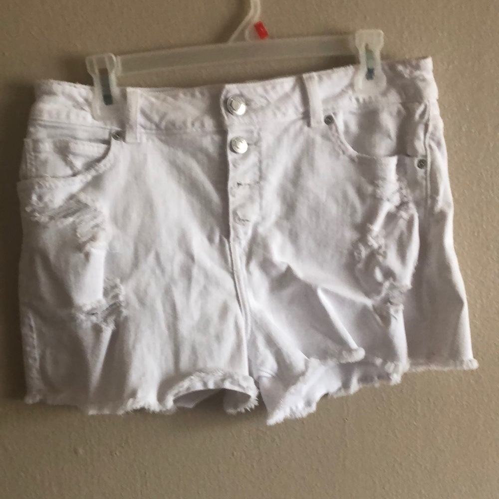 SOLD Maurice’s white button fly Shorts size 11/12
